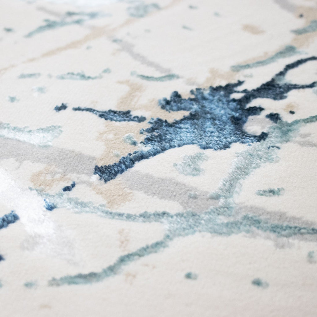 Detalhe do pelo do Tapete Marne 29/004 Azul com textura em viscose e padrão abstrato em tons de azul