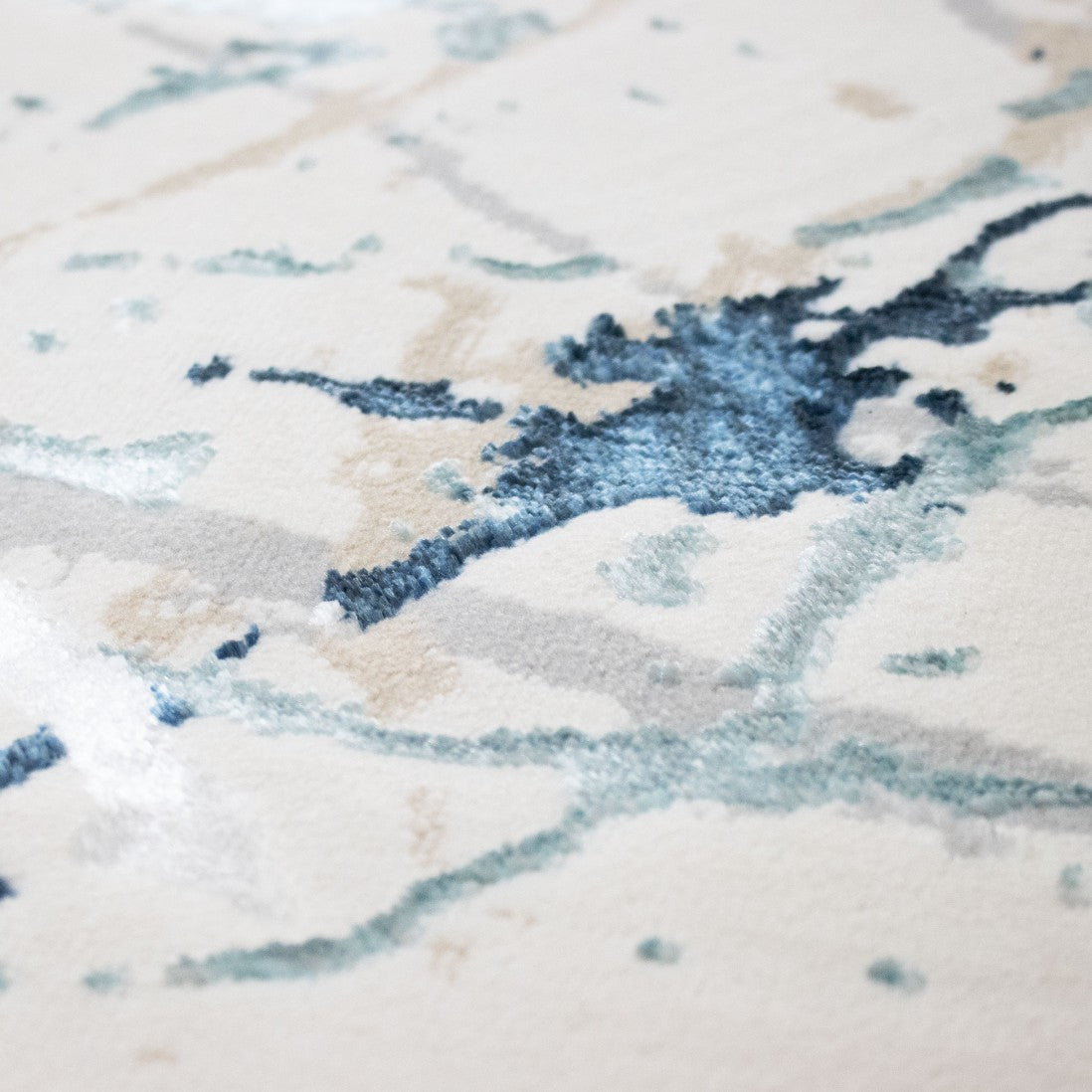 Detalhe do pelo do Tapete Marne 29/004 Azul com textura em viscose e padrão abstrato em tons de azul