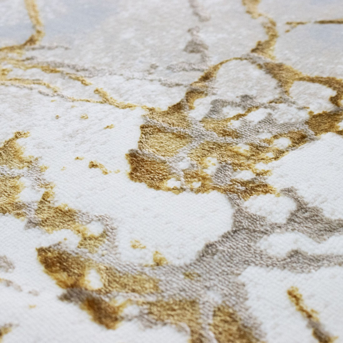 Paradise Living – Tapete Marne 29/009 Amarelo, close-up da textura do pelo em viscose com veios dourados e tons branco e cinzento, acabamento luxuoso e brilhante