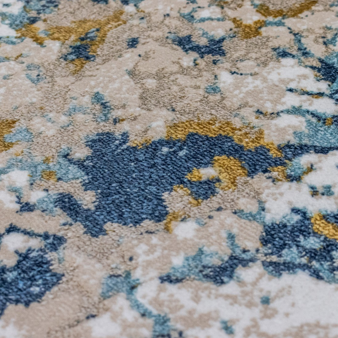 Paradise Living – Tapete Batik 38/004 Azul, close-up da textura do pelo em viscose brilhante com tons azul marinho, azul claro e dourado