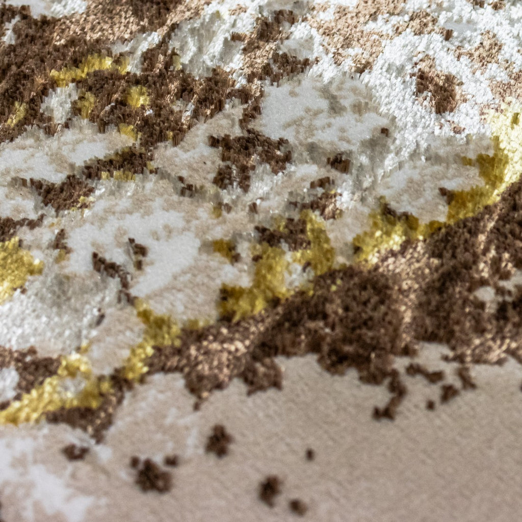 Paradise Living – Tapete Batik 38/008 Castanho, close-up da textura do pelo em viscose com tons castanho, dourado e branco, acabamento macio e brilhante