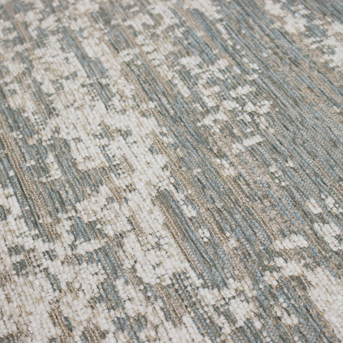 Paradise Living – Tapete Abstrato Adore 4002/350 Cinzento, detalhe da textura em close-up, mistura de chenille e juta em tons cinza-azulado e creme