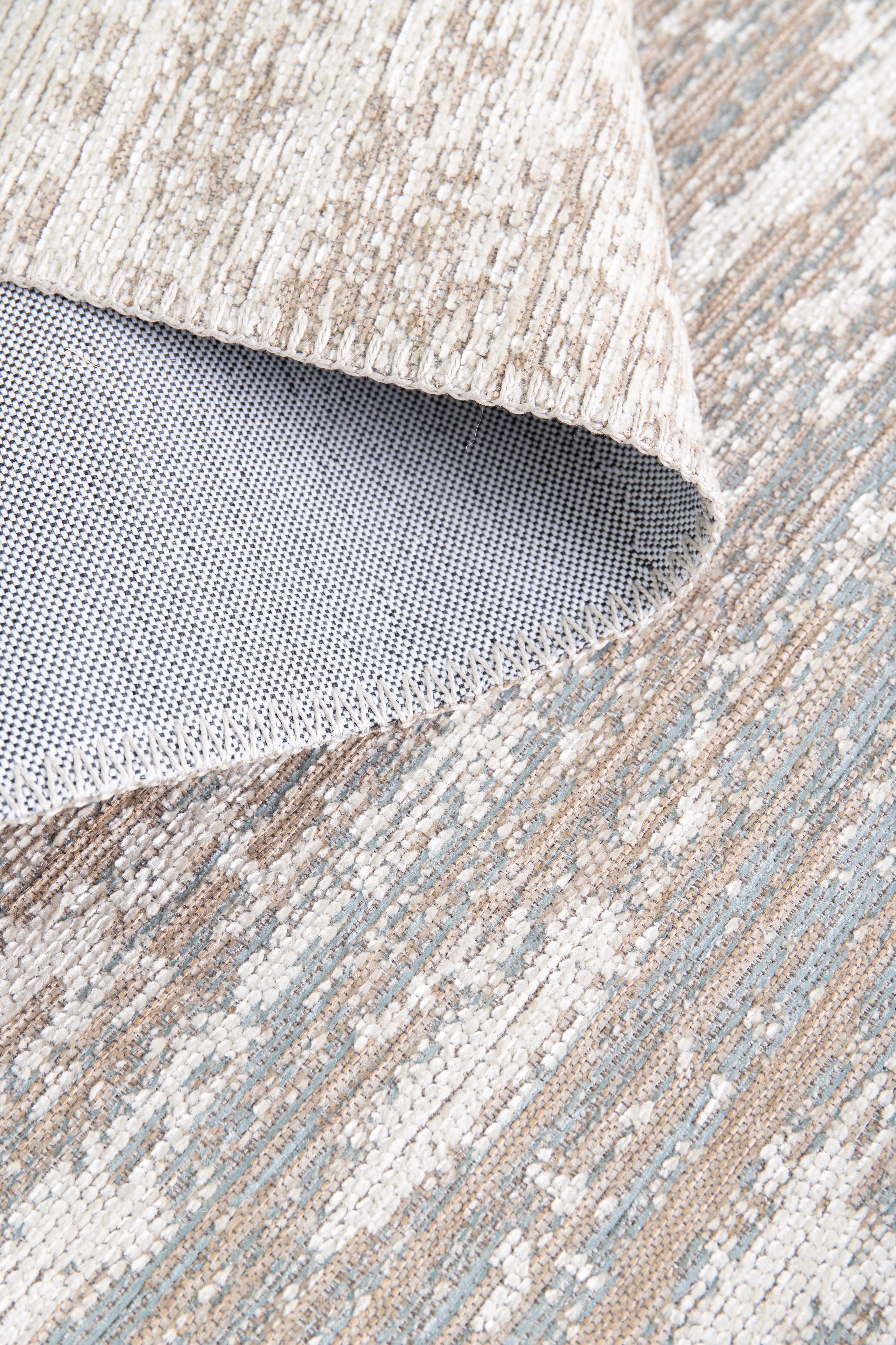 Paradise Living – Tapete Abstrato Adore 4002/350 Cinzento, detalhe da textura com canto dobrado a revelar base em feltro cinza