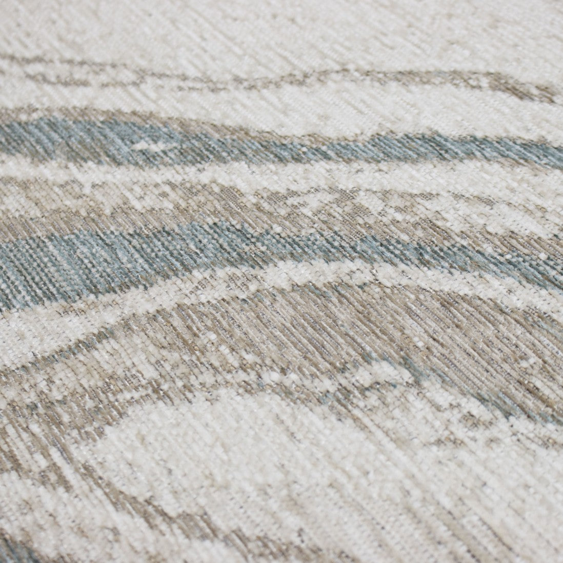 Paradise Living – Tapete Abstrato Adore 4007/350 Multicolor, close-up da textura em chenille e juta, linhas onduladas em creme, bege e azul