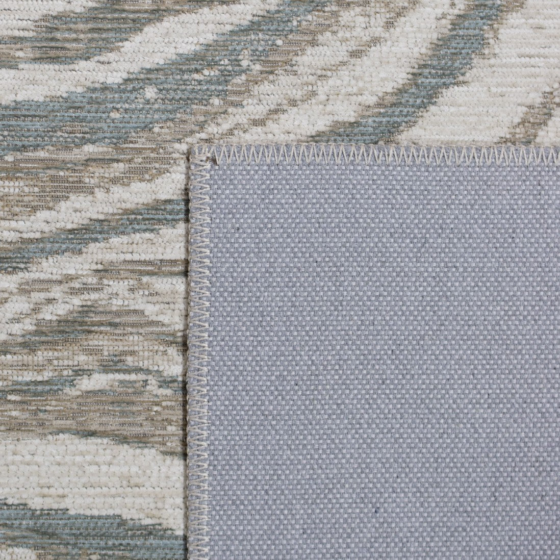 Paradise Living – Tapete Abstrato Adore 4007/350 Multicolor, detalhe do verso com base em feltro cinza e acabamento costurado