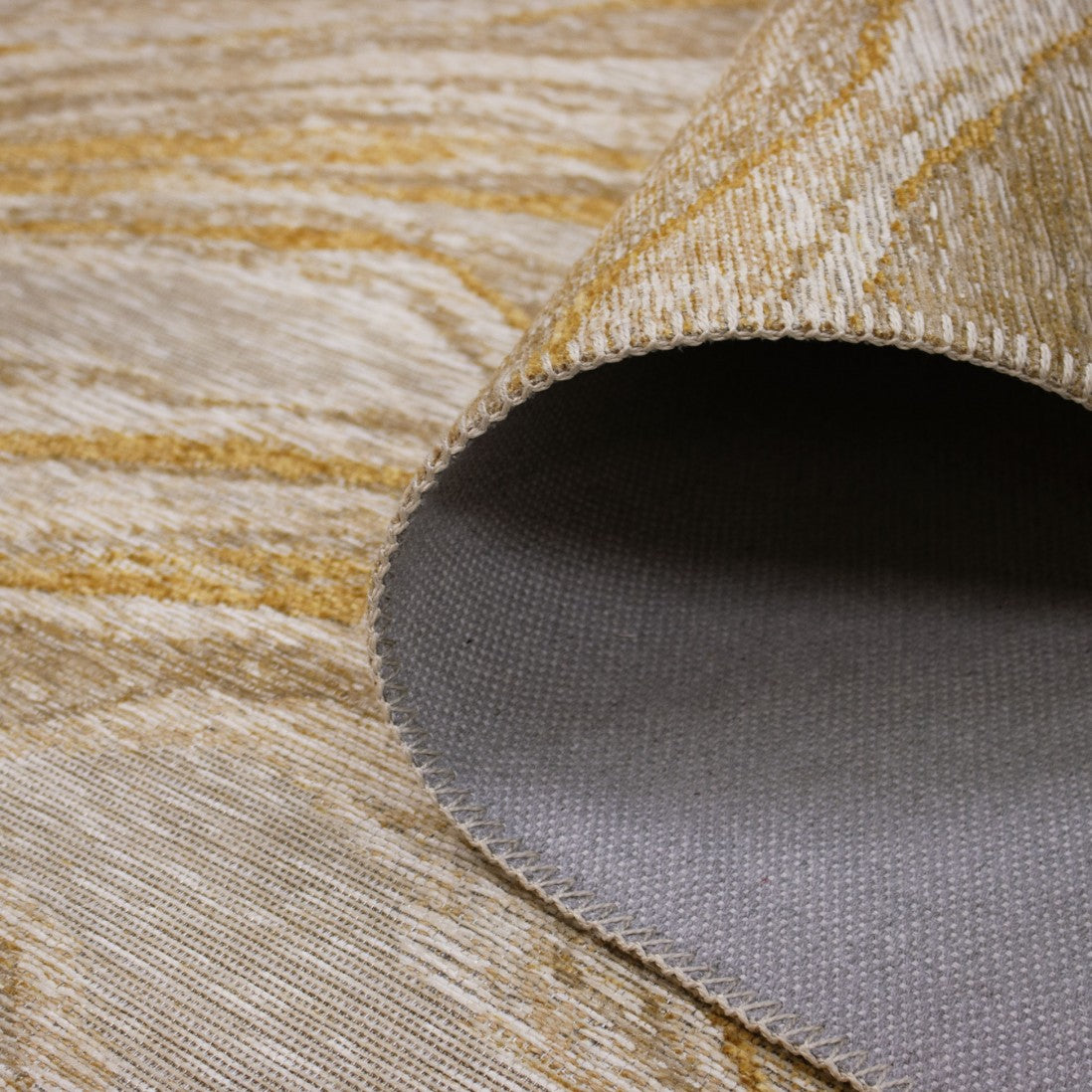Paradise Living – Tapete Abstrato Adore 4007/850 Laranja, canto enrolado a revelar base antiderrapante cinza e textura em chenille laranja dourado