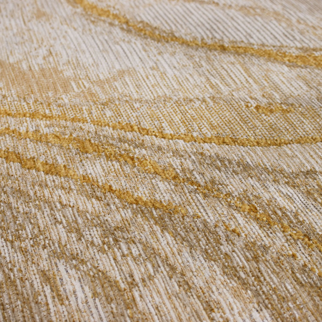 Paradise Living – Tapete Abstrato Adore 4007/850 Laranja, close-up da textura em chenille e juta, linhas onduladas laranja dourado sobre fundo creme