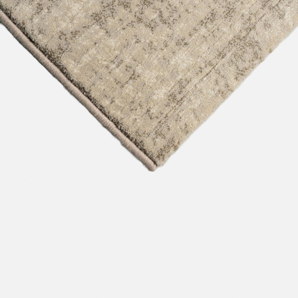 Paradise Living – Tapete Giacomo 63078/7565 detalhe do canto dobrado mostrando textura densa com efeito desgastado em tons bege e taupe