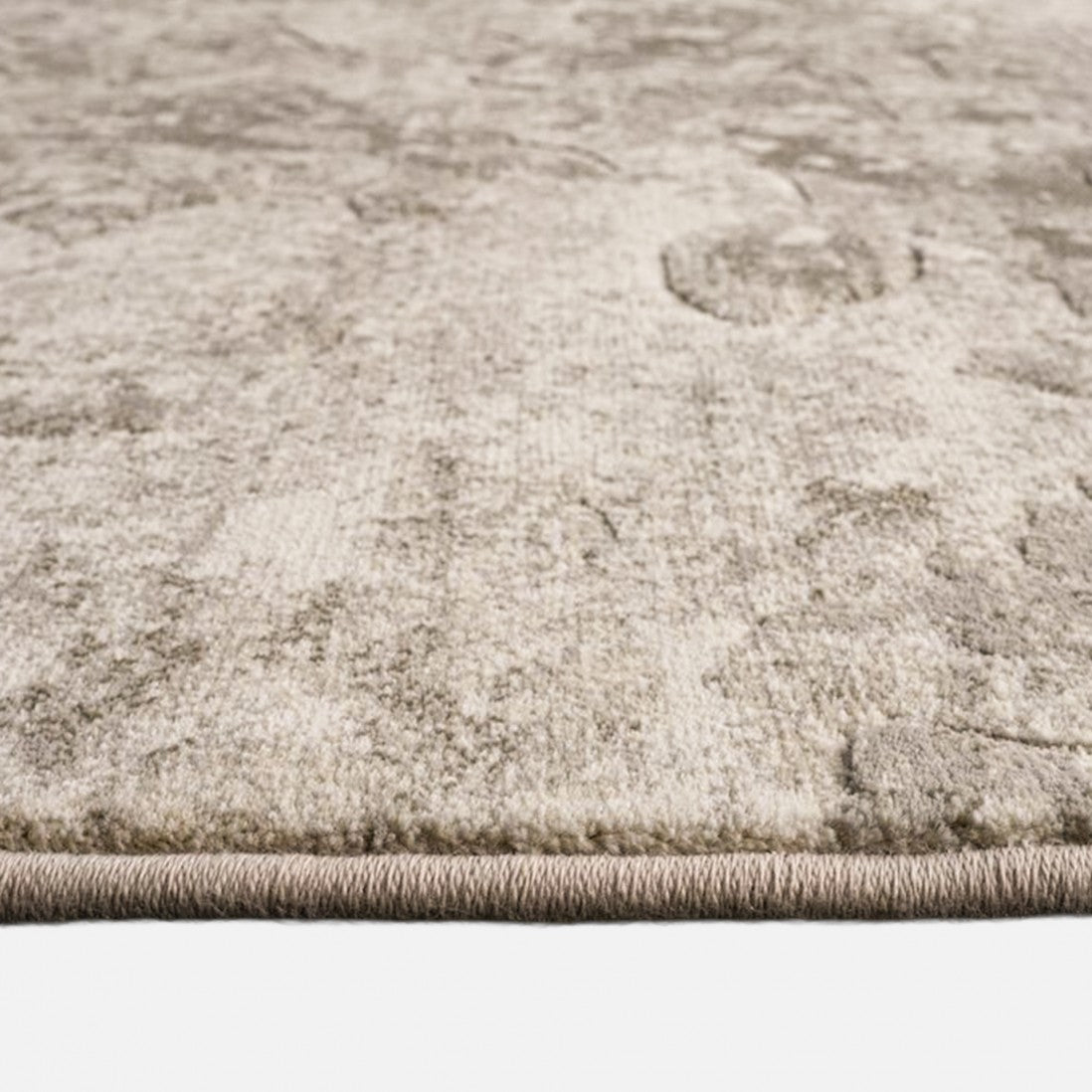 Paradise Living – Tapete Giacomo 63872/6575 detalhe lateral da orla com textura densa em tons cinzento claro e creme