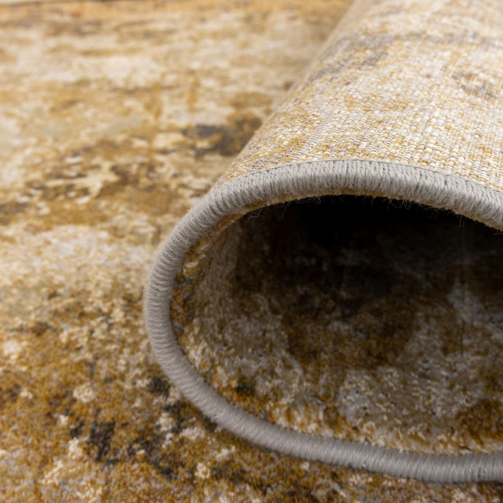 Paradise Living – Tapete Giacomo 63872/7299 close-up do verso enrolado com acabamento em bege e textura densa em tons dourado e castanho