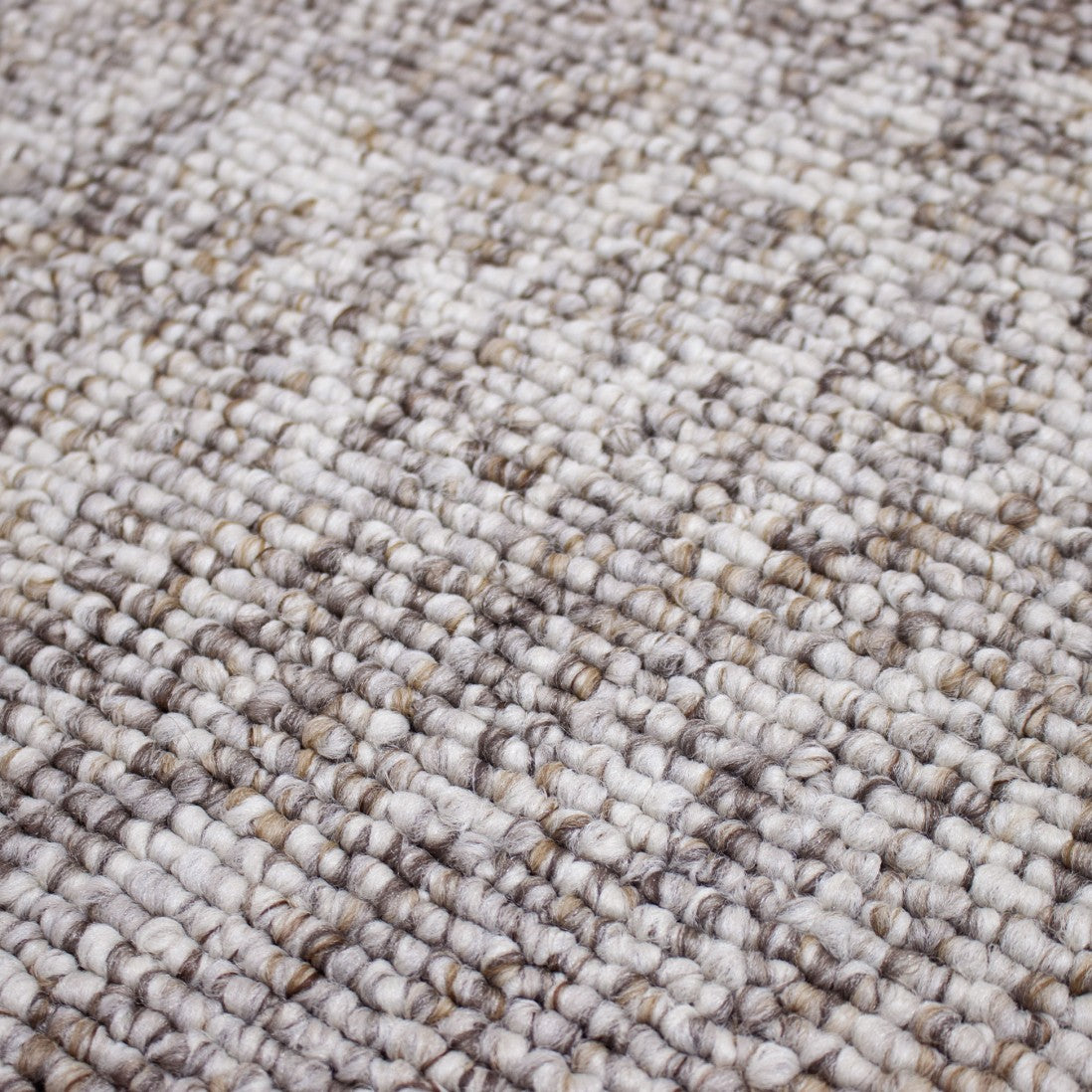 Paradise Living – Tapete Polo 71511/080 Cinza close-up da textura de lã grossa com fio multicolorido mesclado em cinzento, creme e castanho
