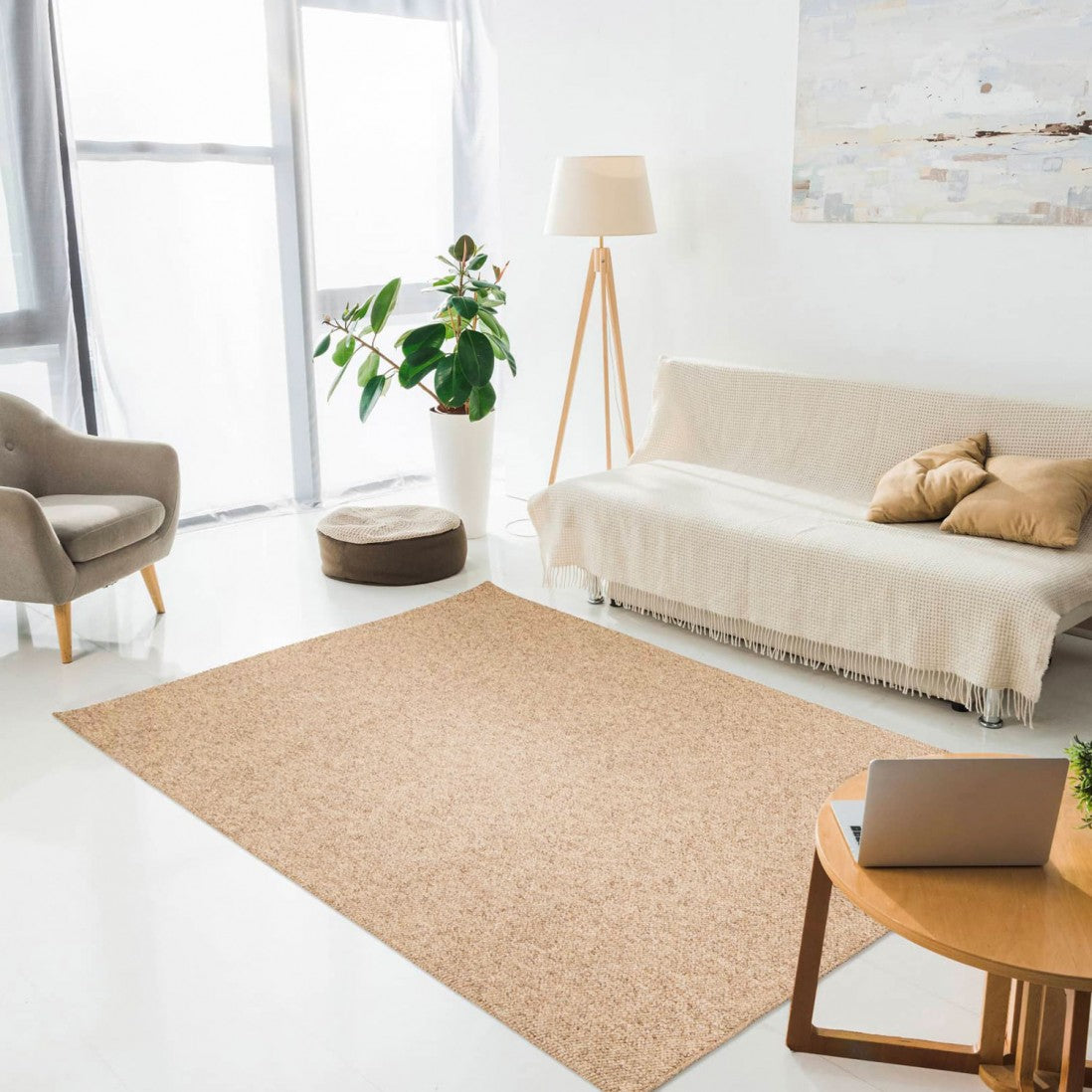 Paradise Living – Tapete Lavável Polo 71511/050 Bege em sala de estar minimalista com sofá branco, poltrona cinza, candeeiro de pé em madeira e planta tropical