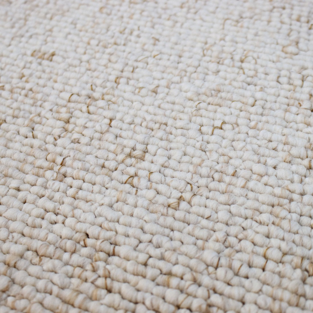 Paradise Living – Tapete Polo 71511/056 Bege Creme close-up da textura de lã grossa com nós irregulares em tons creme e bege natural