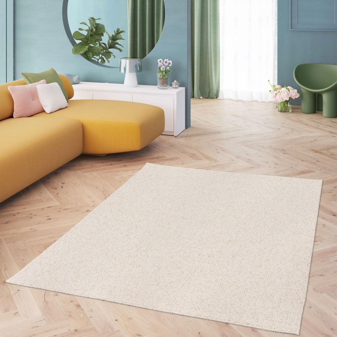 Paradise Living – Tapete Lavável Polo 71511/056 Bege Creme em sala de estar colorida com sofá amarelo mostarda, espelho redondo e cortinas verdes