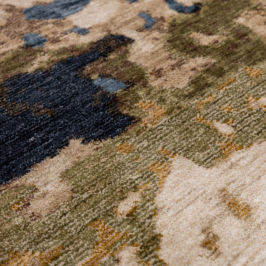 Paradise Living – Tapete Odense 7748/004 close-up da textura com médio brilho e padrão orgânico em tons azul escuro, verde e dourado