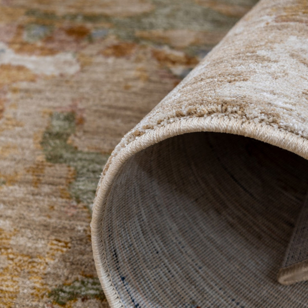 Paradise Living – Tapete Odense 7748/192 close-up do verso enrolado com orla em creme e textura multicolor em tons bege, verde e terracota