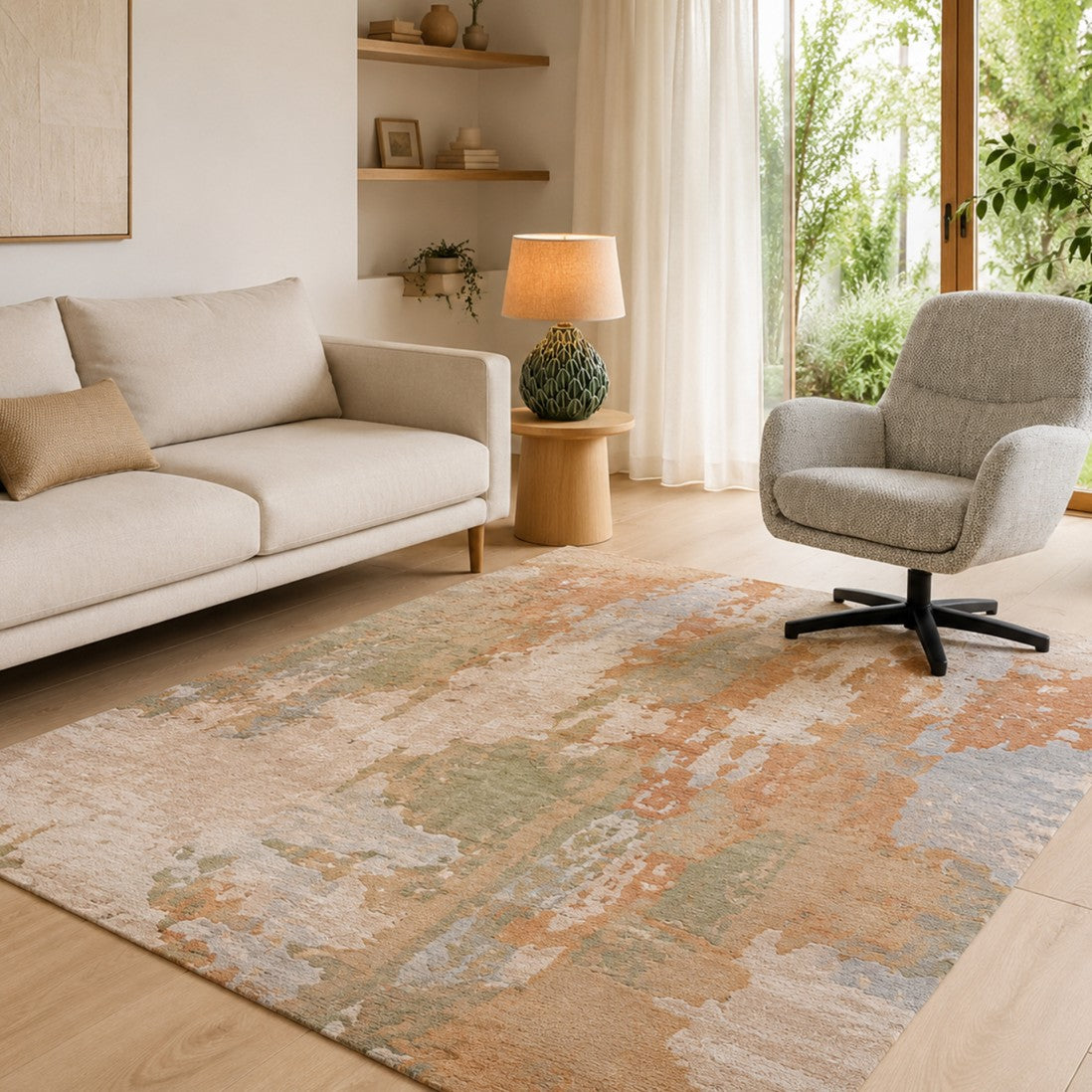 Paradise Living – Tapete Abstrato Odense 7748/192 em sala de estar luminosa com sofá branco, poltrona cinza, mesa lateral em madeira e jardim ao fundo