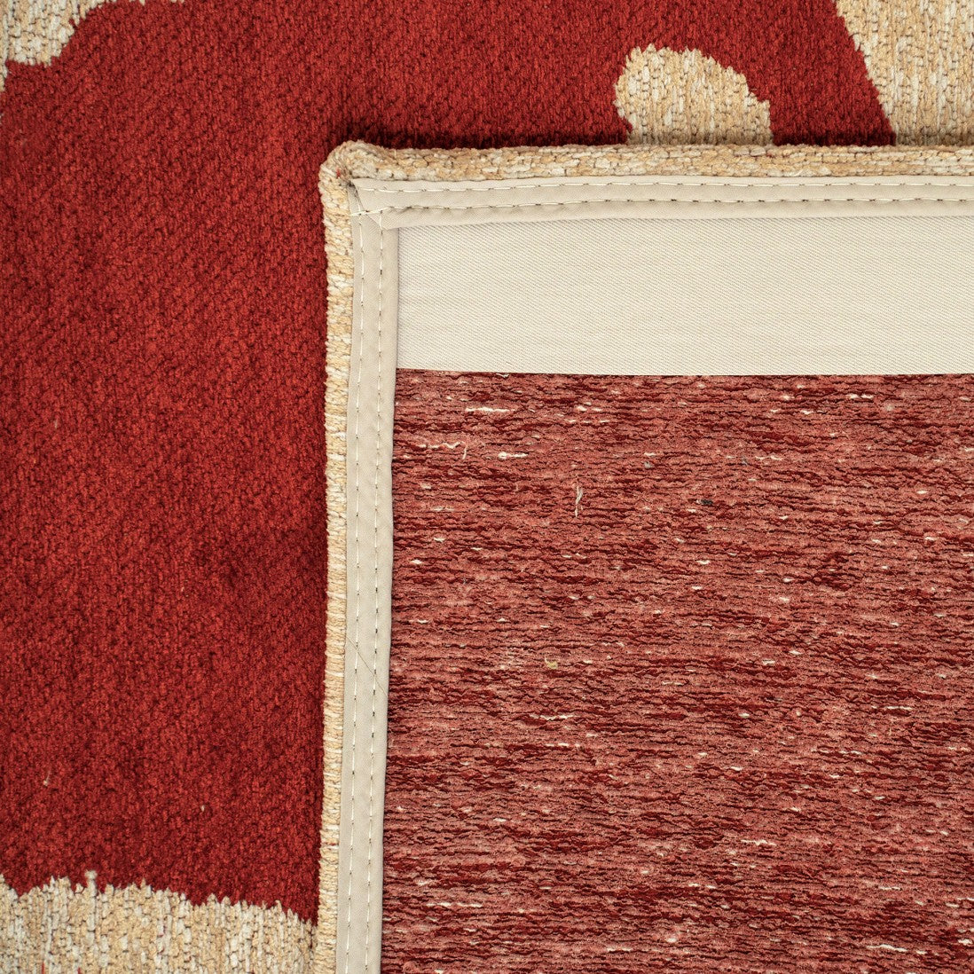 Paradise Living — pormenor do padrão do tapete Lace Chenille 9847 Vermelho