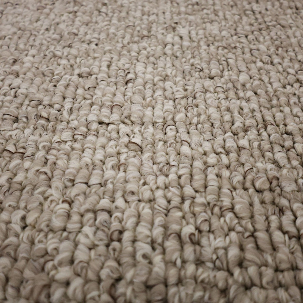 Paradise Living – Tapete Bhutan 71591/056 Bege close-up da textura bouclé densa com fios enrolados em tons bege e creme