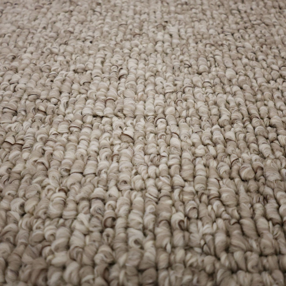 Paradise Living – Tapete Bhutan 71591/056 Bege close-up da textura bouclé densa com fios enrolados em tons bege e creme