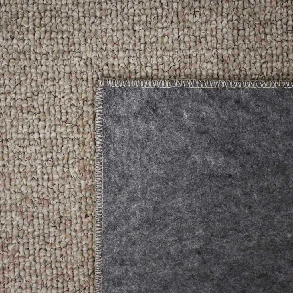 Paradise Living – Tapete Bhutan 71591/056 Bege detalhe do canto dobrado mostrando frente em bouclé bege e verso em feltro cinzento