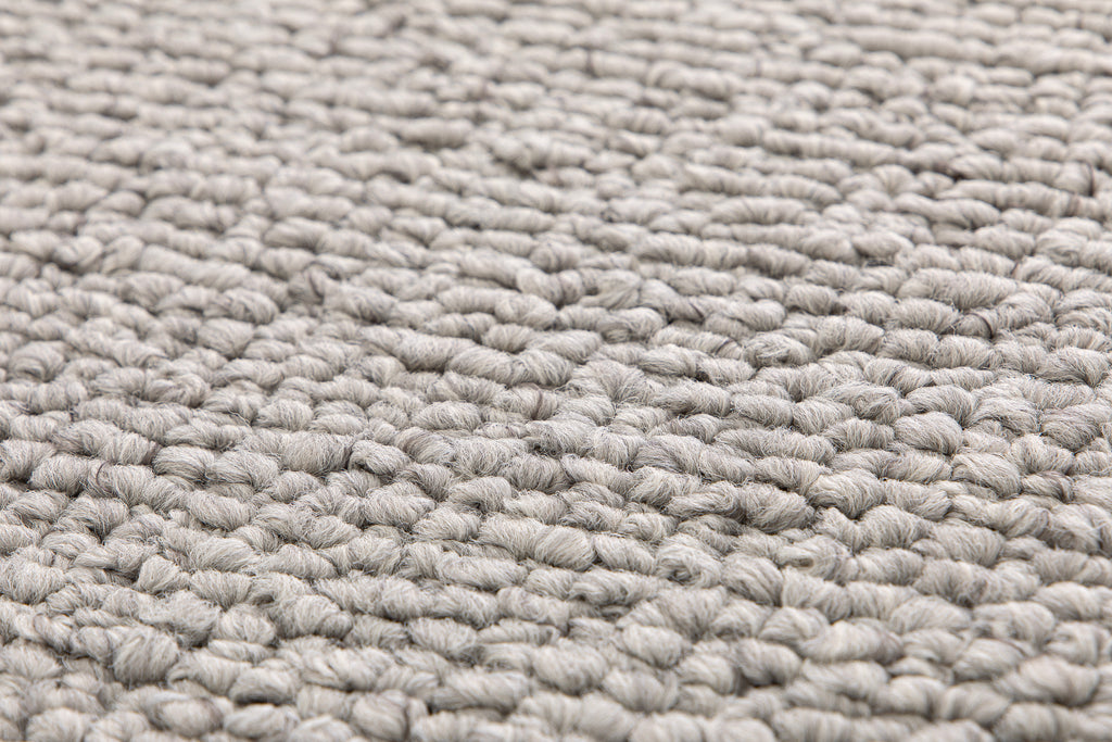 Paradise Living – Tapete Bhutan 71591/060 Cinzento close-up da textura bouclé densa com fios enrolados em tons cinzento claro e creme