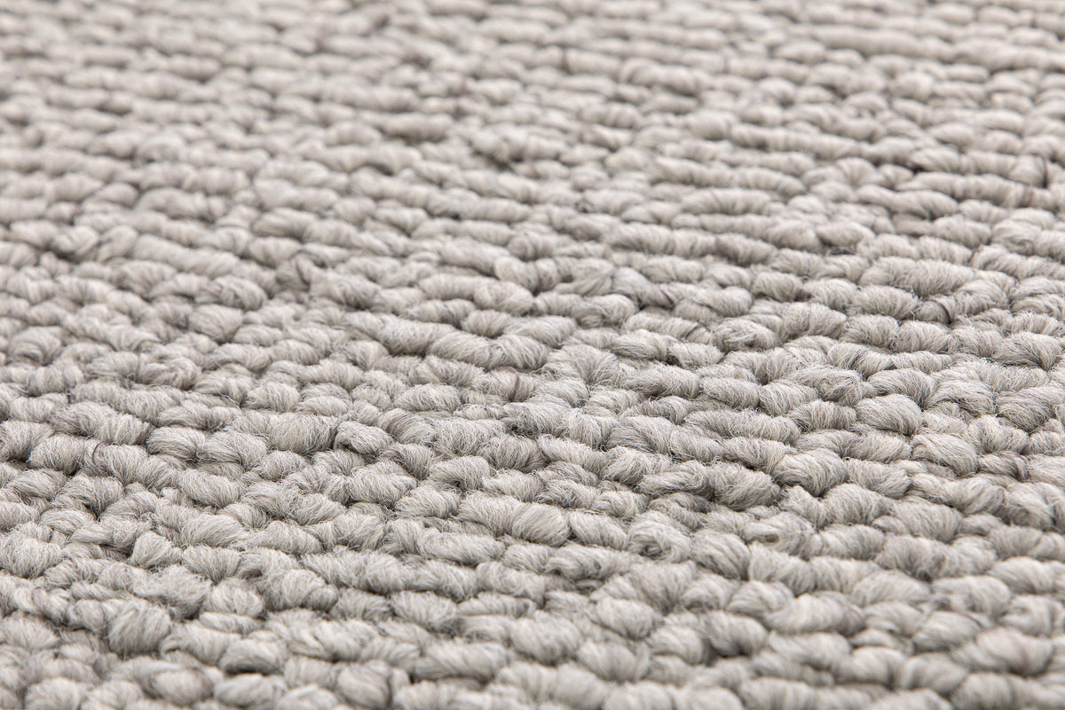 Paradise Living – Tapete Bhutan 71591/060 Cinzento close-up da textura bouclé densa com fios enrolados em tons cinzento claro e creme