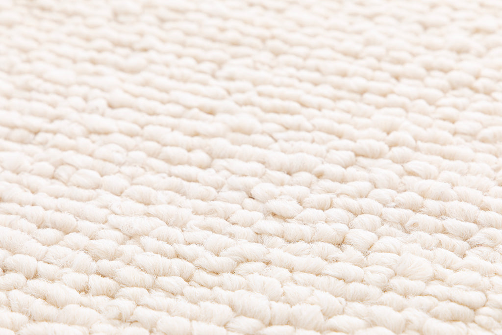 Paradise Living – Tapete Bhutan 71591/066 Branco close-up da textura bouclé densa com fios enrolados em tom branco creme