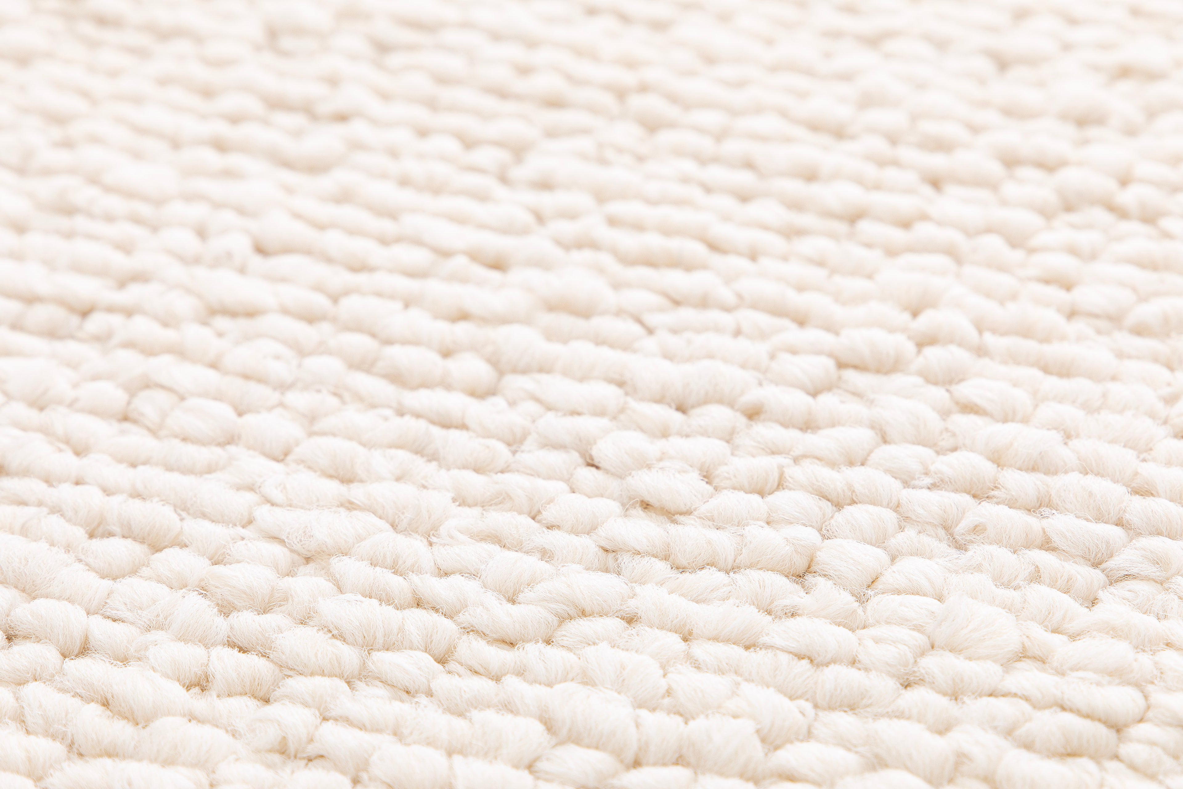 Paradise Living – Tapete Bhutan 71591/066 Branco close-up da textura bouclé densa com fios enrolados em tom branco creme