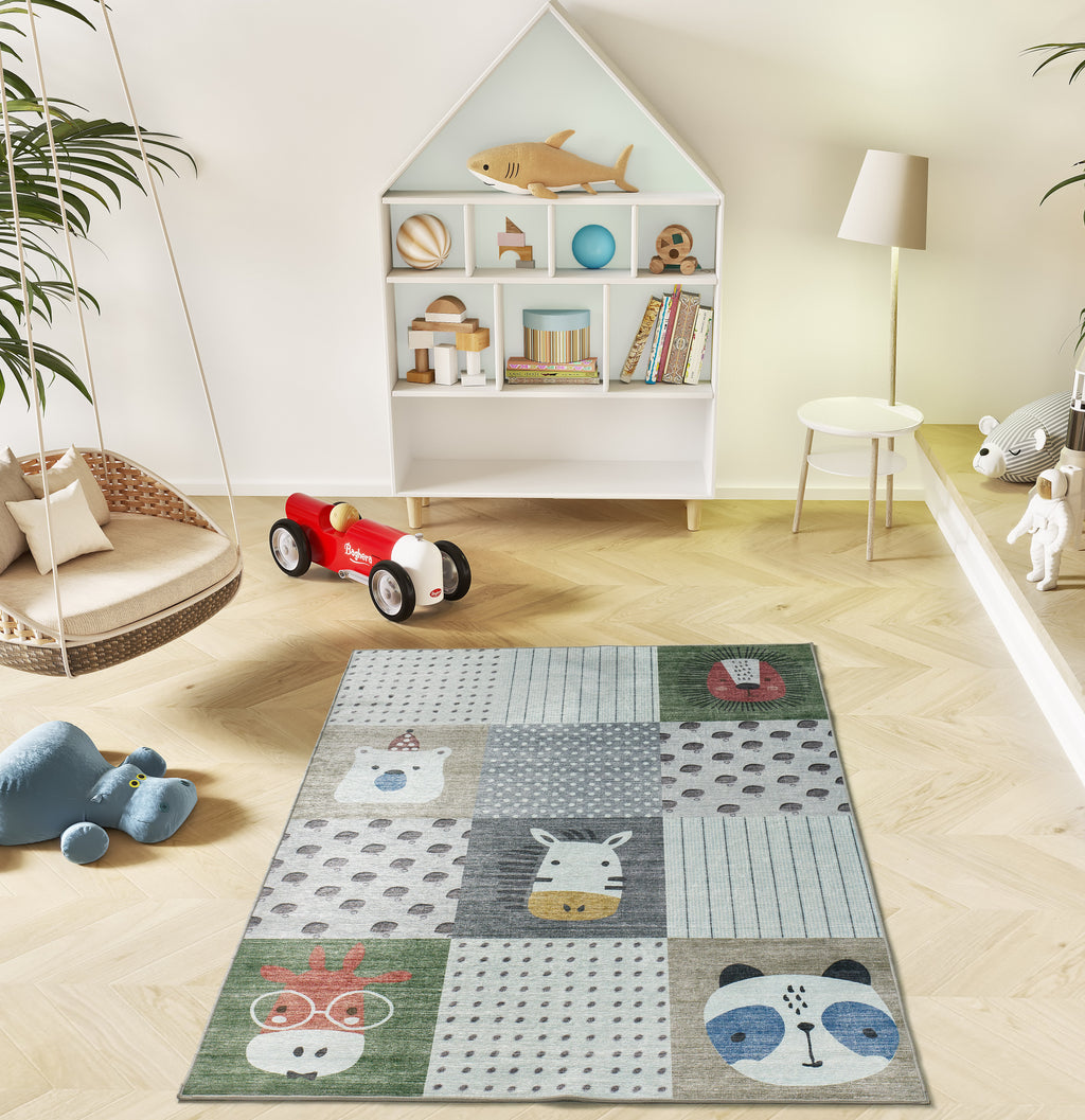 Tapete infantil Candy 24061 patchwork com leão, zebra e girafa em ambiente de quarto de criança