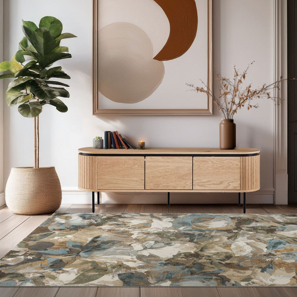 Paradise Living – Tapete Kira 63991/1219 em sala de estar moderna com aparador em madeira clara e planta decorativa