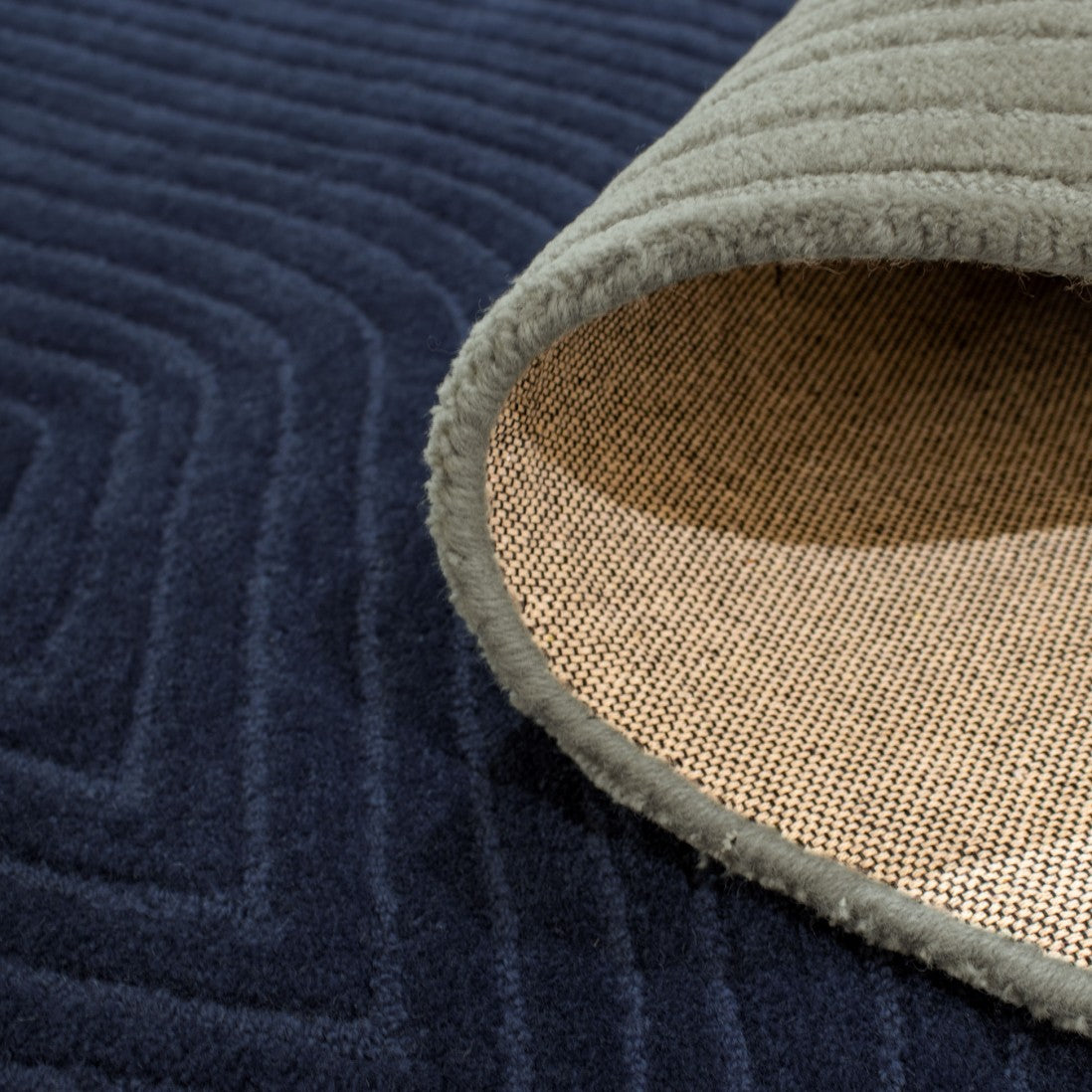 Paradise Living Tapete Pebble Azul Marinho – Detalhe do verso em algodão e textura em relevo do tapete orgânico