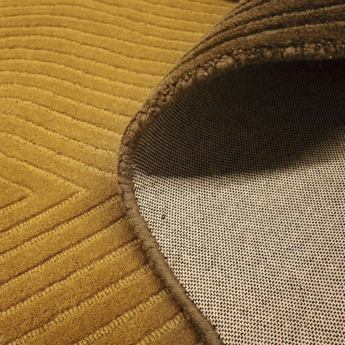 Paradise Living Tapete Pebble Verde – Detalhe do verso em algodão e textura em relevo do tapete orgânico