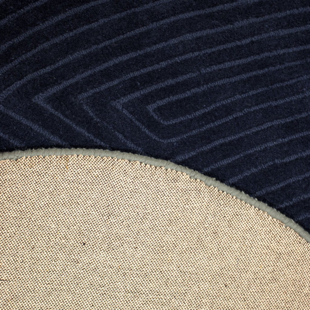 Paradise Living Tapete Pebble Azul Marinho – Detalhe da textura e acabamento do verso do tapete em lã azul marinho
