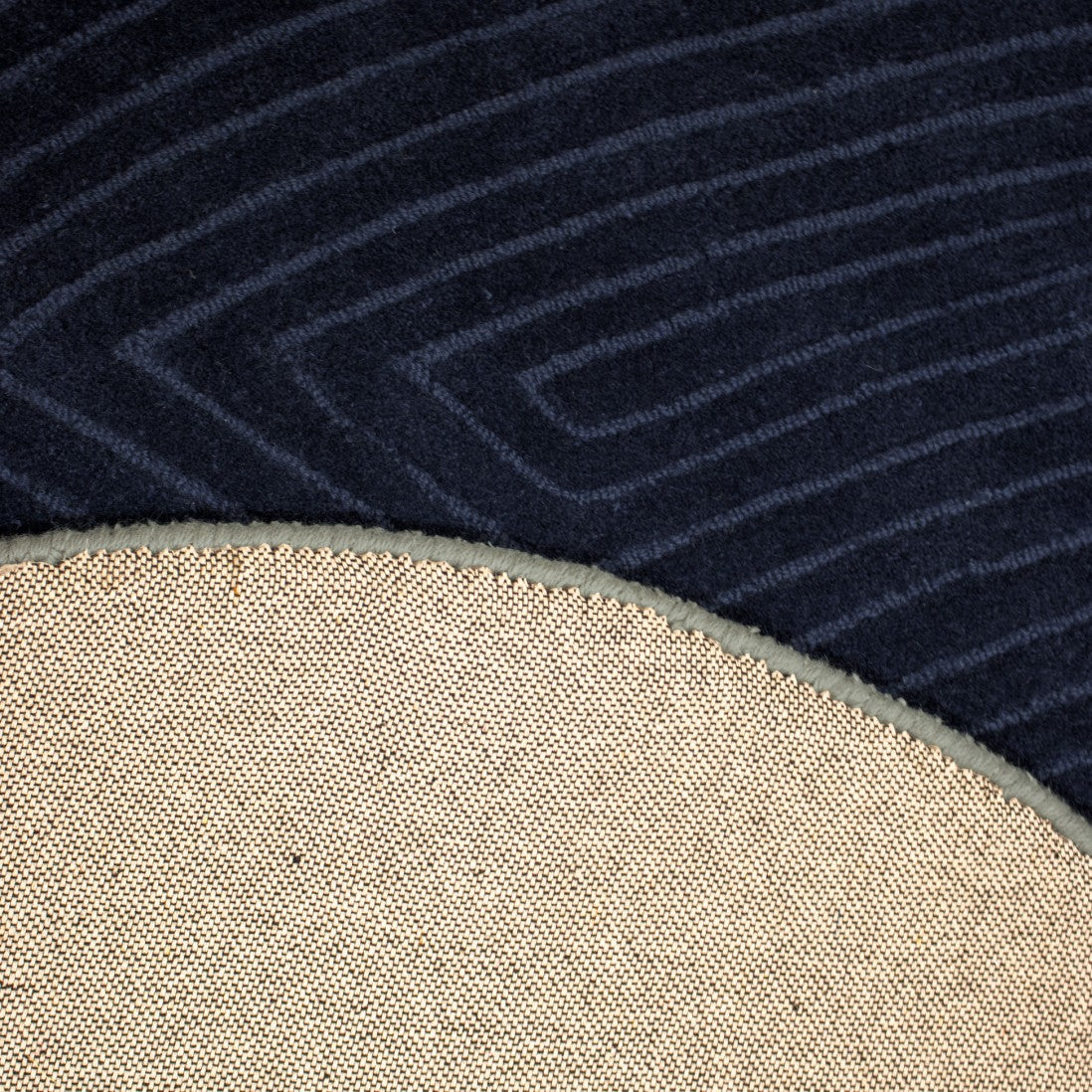 Paradise Living Tapete Pebble Azul Marinho – Detalhe da textura e acabamento do verso do tapete em lã azul marinho