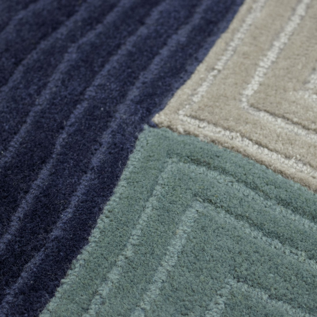 Paradise Living Tapete Pebble Azul Marinho – Detalhe das texturas em relevo e tom azul marinho do tapete irregular