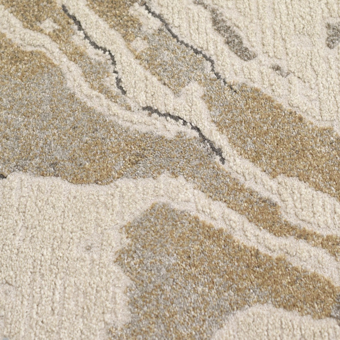 Paradise Living – Tapete Magritt 46013/6191 close-up da textura com padrão marmoreado em tons bege e cinzento