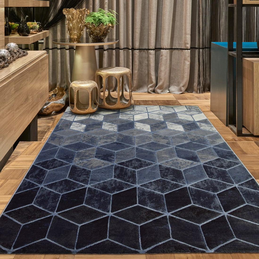 Tapete Monetti azul em polipropileno com pelo baixo e desenho geométrico