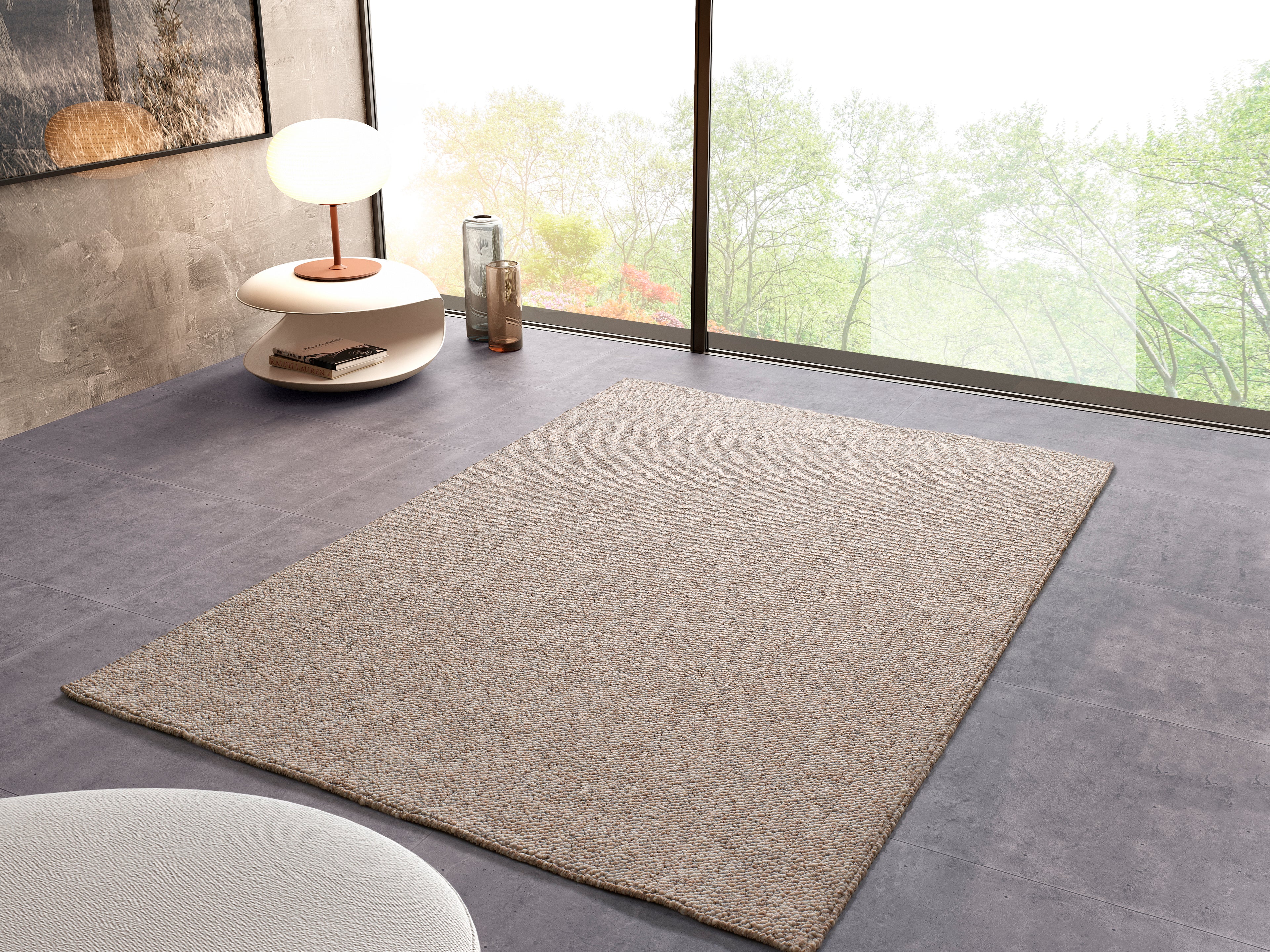 Tapete Petra bege creme liso em ambiente de sala de estar natural e contemporânea | Paradise Living
