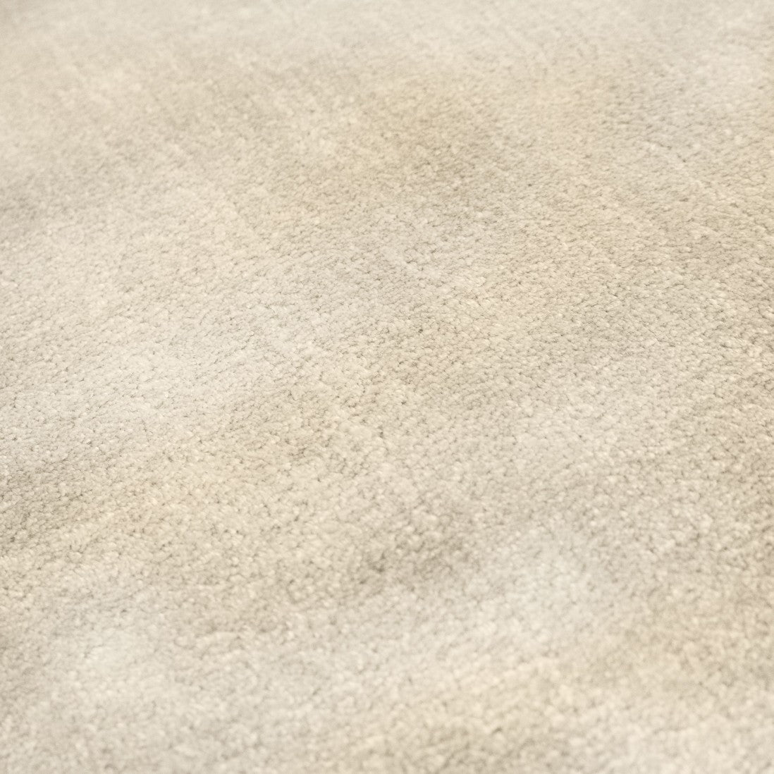 Paradise Living – Macro do pelo do Tapete Papua 002 Bege em 100% viscose, com textura suave e tom creme natural