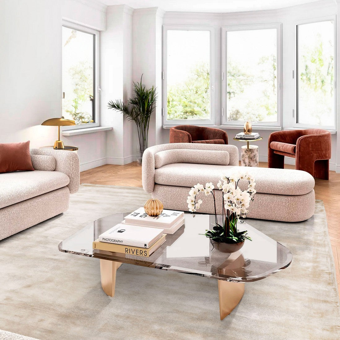 Paradise Living – Tapete Papua 002 Bege em sala de estar contemporânea com sofá e mesa de centro em vidro, ambiente luminoso