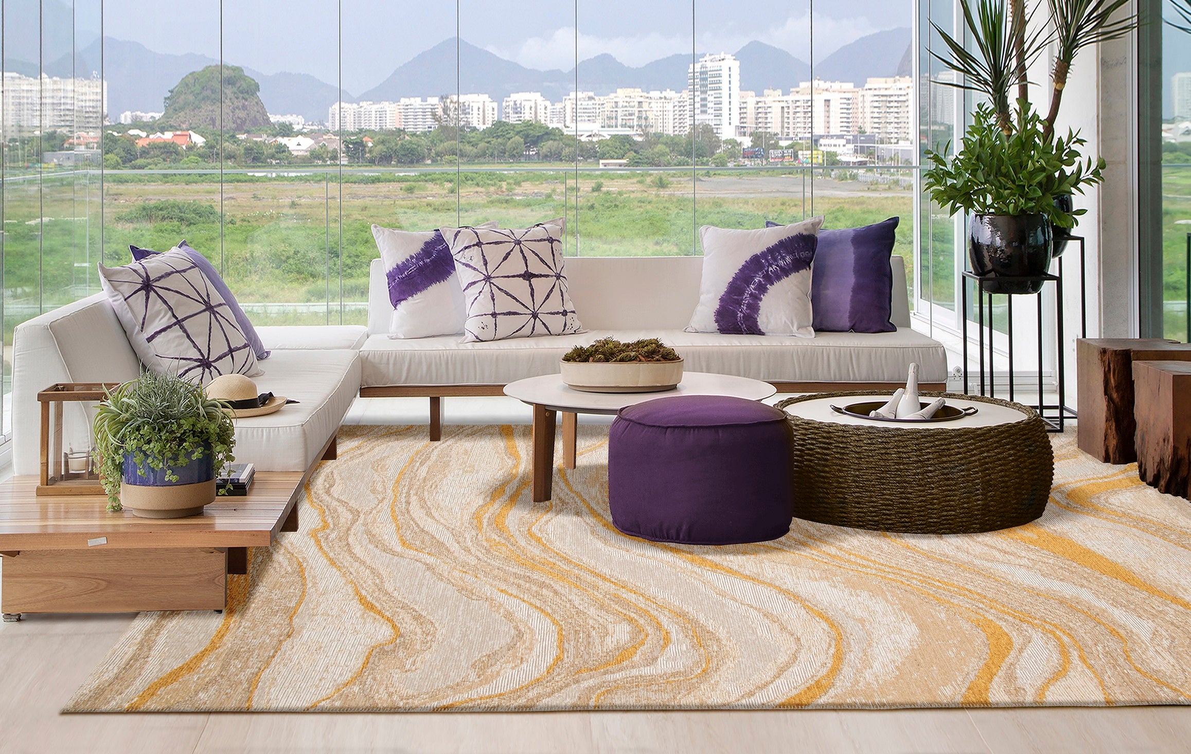 Paradise Living – Tapete Abstrato Adore 4007/850 Laranja, em ambiente de sala de estar contemporânea com sofá branco, puf roxo e vista panorâmica