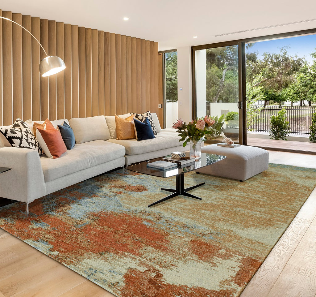 Paradise Living – Tapete Abstrato Ametist Chenille 287 Multicolor em sala de estar ampla com sofá bege, mesa de centro em vidro, parede em ripas de madeira e vista para jardim
