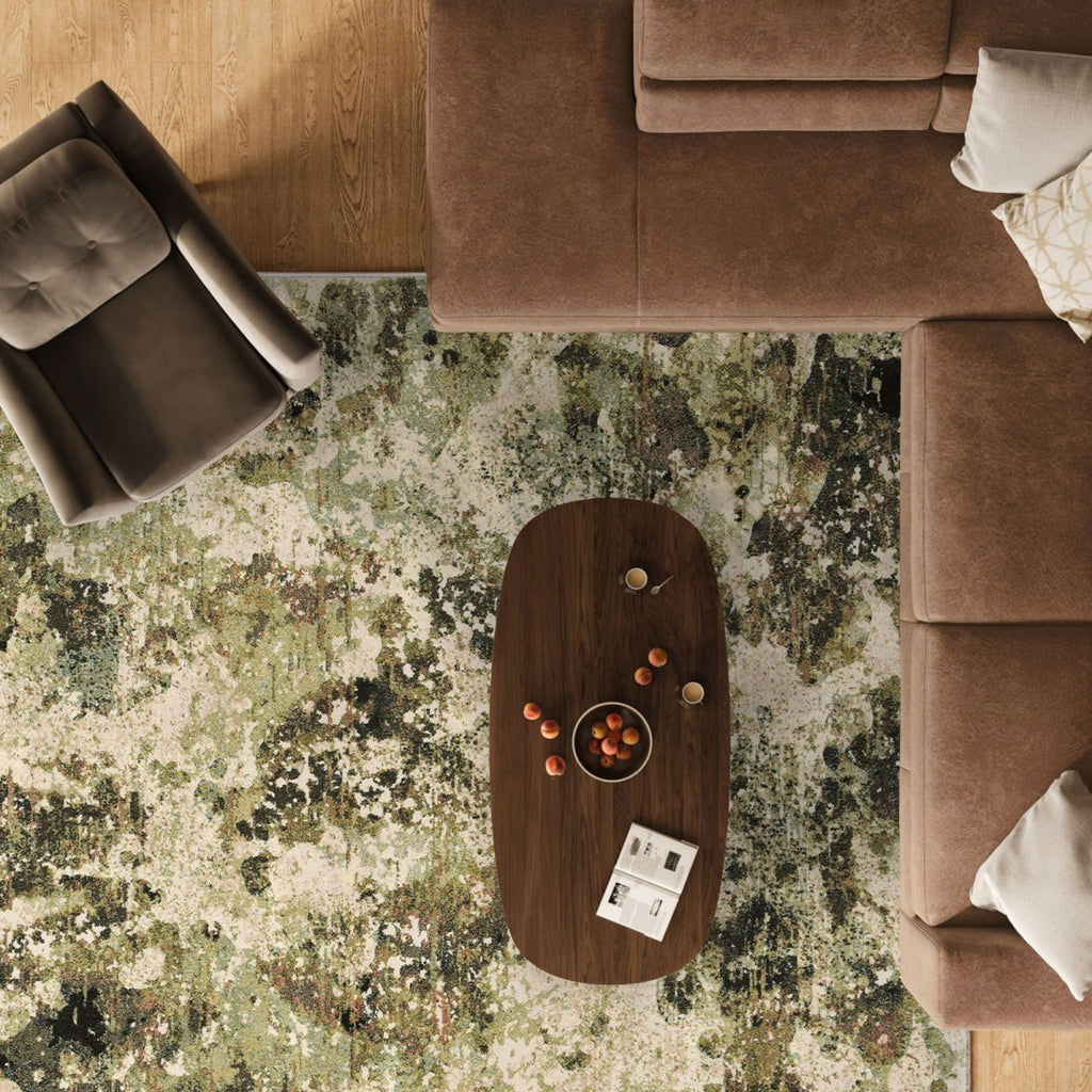 Paradise Living – Tapete Camille 63872/6444 Verde em sala de estar vista de cima com sofá castanho e mesa de centro em madeira escura