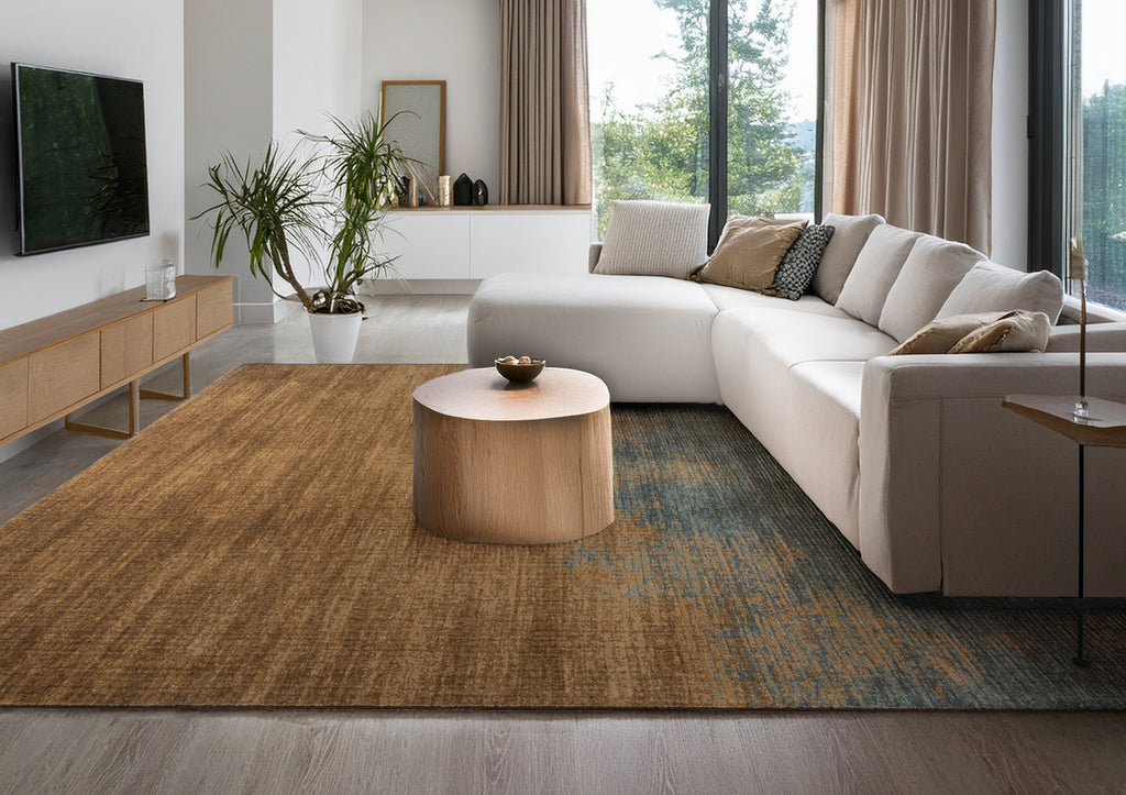 Paradise Living – Tapete Giacomo 63029/1219 Castanho e Azul em sala de estar moderna com sofá branco, mesa de centro em madeira e planta tropical