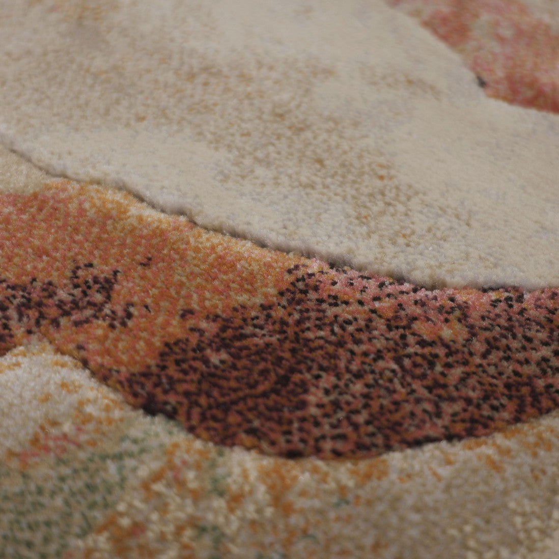 Paradise Living – Tapete Kira 63991/7274 close-up da textura densa em tons creme, rosa e terracota com efeito em relevo