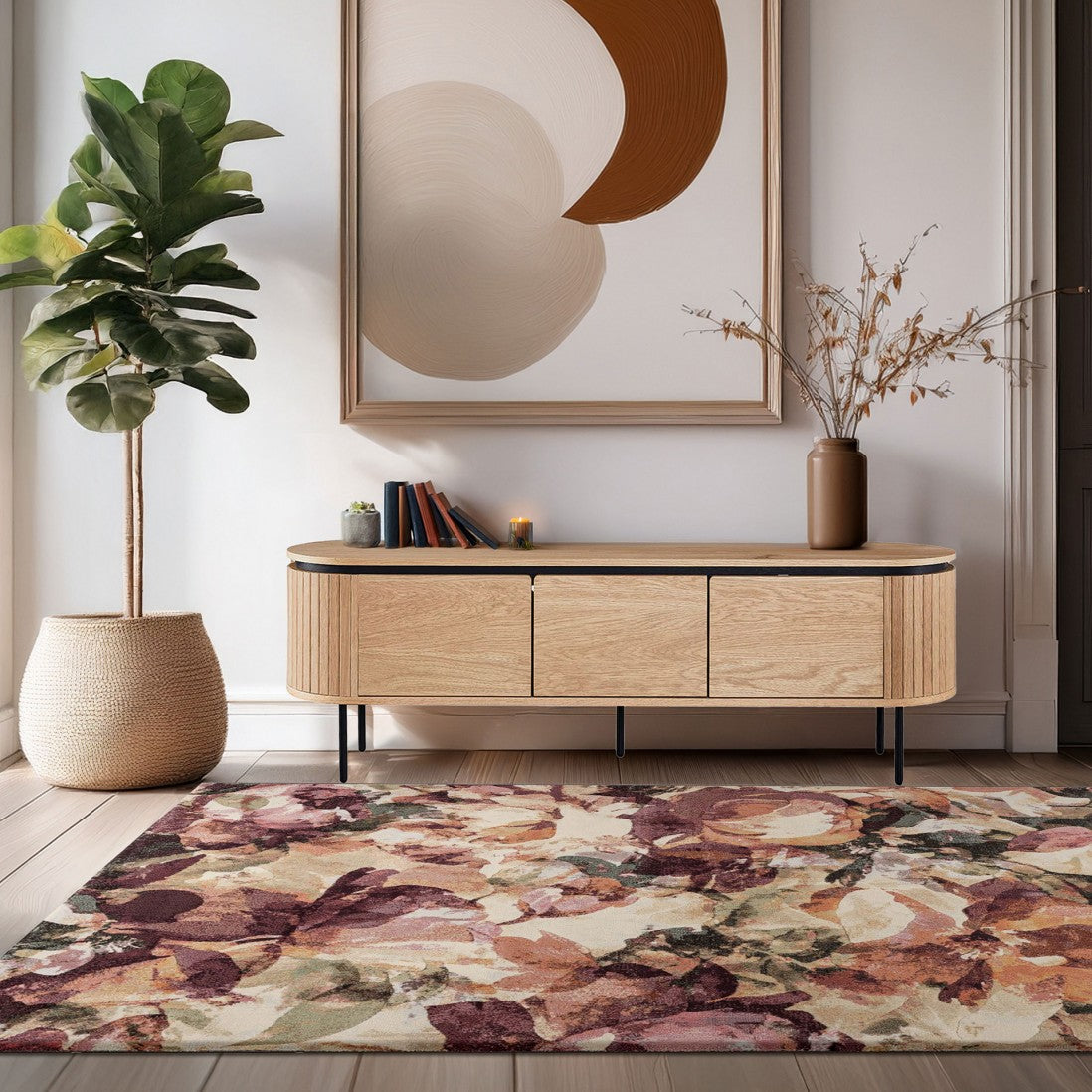 Paradise Living – Tapete Kira 63991/7274 em sala de estar moderna com aparador em madeira e planta decorativa