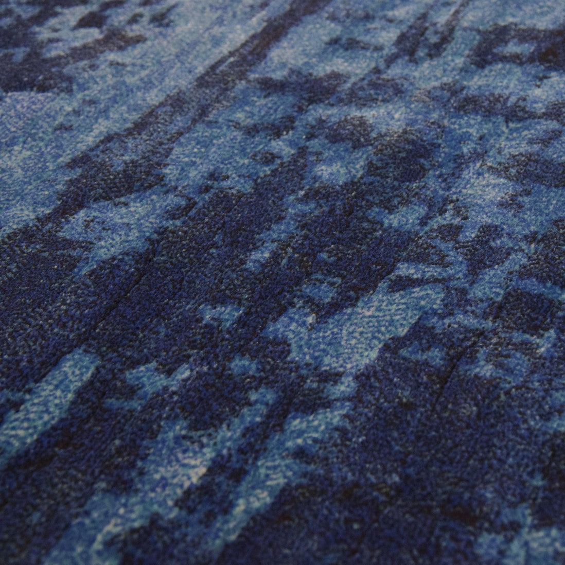Paradise Living – Tapete Monetti 63378/5131 close-up da textura em tons azul royal e azul marinho com padrão abstrato