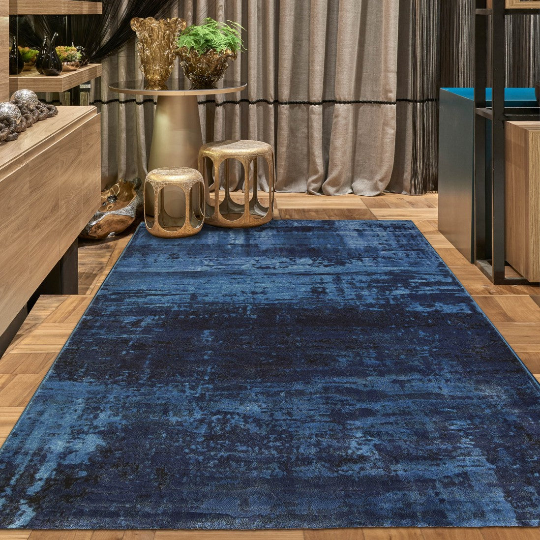 Paradise Living – Tapete Monetti 63378/5131 Azul em sala de estar luxuosa com pavimento em madeira e acessórios dourados