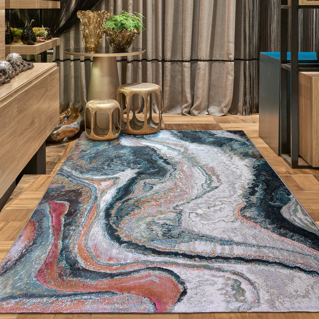 Paradise Living – Tapete Monetti 63618/7270 em sala de estar luxuosa com mesa dourada e pavimento em madeira